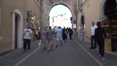 Temmuz 2018, İtalya: İnsanlar Assisi eski şehir, Umbria, İtalya