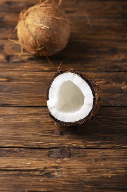 ahşap masa, seçici odak üzerinde taze Hindistan cevizi