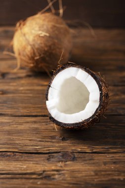 taze Hindistan cevizi, yarısı egzotik tropik meyve 