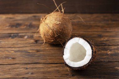 ahşap zemin, sağlıklı gıda üzerine taze Hindistan cevizi 