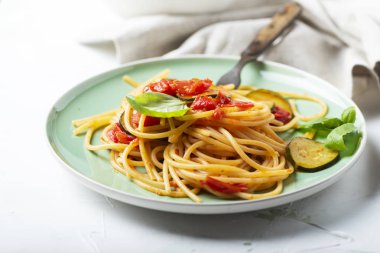 Geleneksel İtalyan spagetti domates ve kabak ile