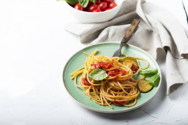 Geleneksel İtalyan spagetti domates ve kabak ile