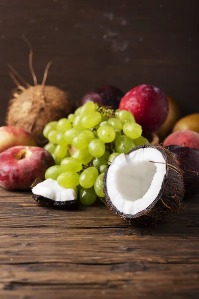 Sortimento Frutas Frescas Mesa Madeira Coco Uvas Pêssegos Ameixas — Fotografia de Stock