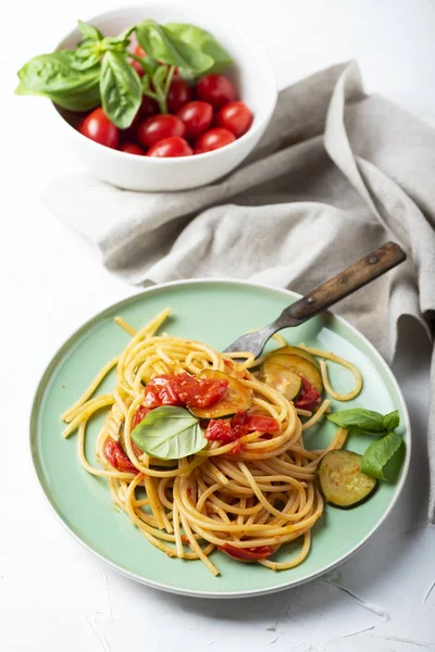Deliciosa Pasta Con Tomates Hierbas Calabacín Cocina Italiana — Foto de Stock
