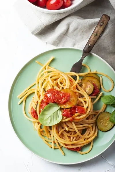 Deliziosa Pasta Con Pomodori Erbe Aromatiche Zucchine Cucina Italiana — Foto Stock