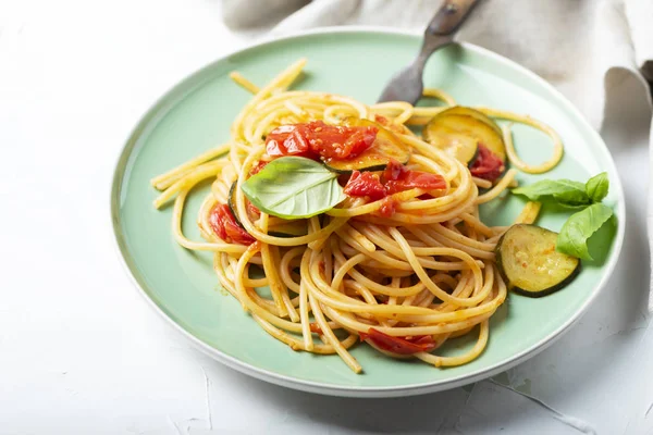 Hagyományos Olasz Spagetti Paradicsom Cukkini — Stock Fotó