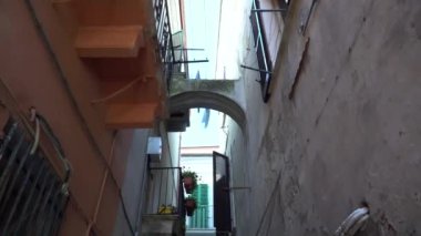 Boş dar eski sokak görünümü