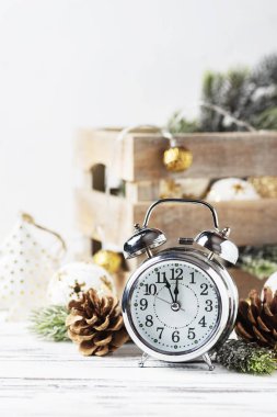 Noel kartı saat ve Noel süsleme, seçici odak ile