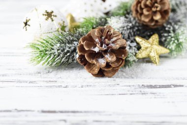 Ahşap masa, seçici odak üstünde Noel dekorasyon