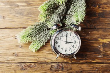 Kış zaman kavramını değiştirmek saat ve köknar ağacı ile