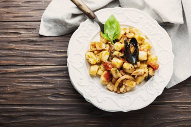 İtalyan Patates gnocchi deniz ürünleri, seçici odak ile