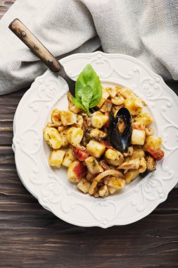 İtalyan Patates gnocchi deniz ürünleri, seçici odak ile