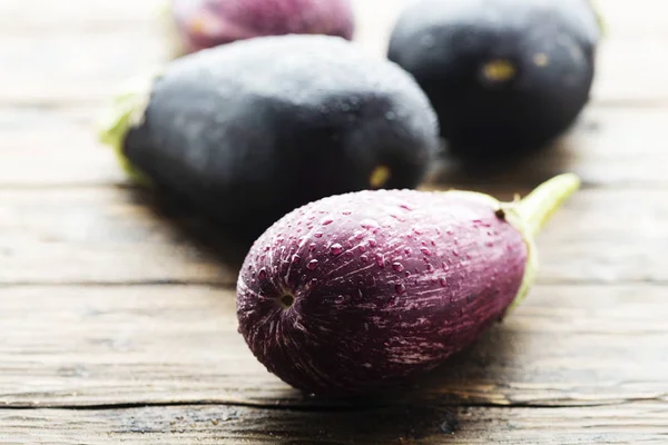 Fresh Aubergines Wooden Table Selective Focus — Stock Photo, Image