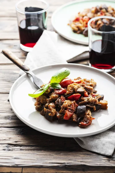 Piatto Tradizionale Siciliano Melanzane Caponata Sul Tavolo Legno Focus Selettivo — Foto Stock