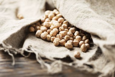 Ahşap masa, seçici odak üzerinde ham healhy nohut