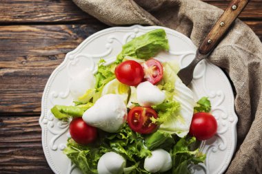Taze sağlıklı salata witn mozzarella ve domates, seçici odak