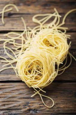 Ahşap masa, seçici odak üzerinde ham İtalyan Erişte