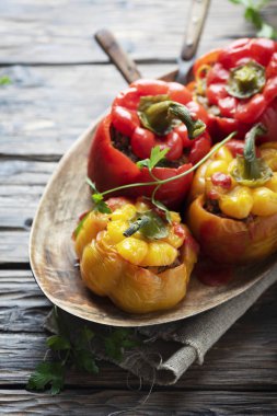 Et ve sebze, seçici odak ile renkli biber dolması