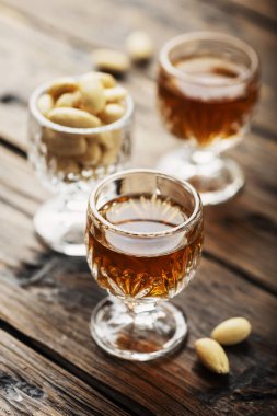 Badem seçici odak ile geleneksel İtalyan likörü