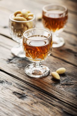 Badem seçici odak ile geleneksel İtalyan likörü