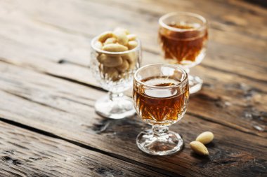 Badem seçici odak ile geleneksel İtalyan likörü