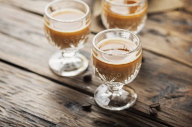 Güçlü kahve likörü ahşap masa, seçici odak üzerinde