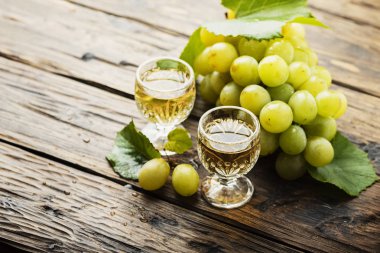 Tipik İtalyan altın grappa ahşap, Masa üzerinde sarı üzüm ile