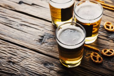 Ahşap masa, seçici odak sarışın bira gözlük