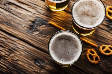 Ahşap masa, seçici odak sarışın bira gözlük