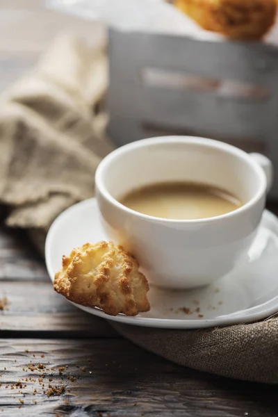 Fából Készült Asztal Szelektív Összpontosít Hagyományos Olasz Kókuszos Cookie — Stock Fotó