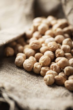 Ahşap masa, seçici odak üzerinde ham healhy nohut