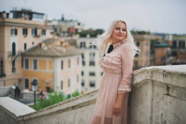 Niesamowite Blond Kobieta Rzym Włochy Selektywny Fokus — Zdjęcie stockowe