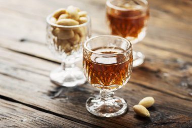 Badem, seçici odak ile geleneksel İtalyan likörü