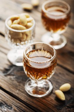 Badem, seçici odak ile geleneksel İtalyan likörü