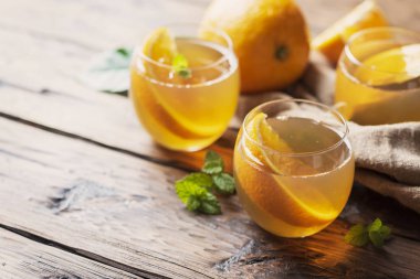 Portakal ve ahşap masa, seçici odak nane ile soğuk çay