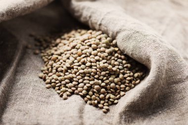 Ham sağlıklı kahverengi mercimek, seçici odak