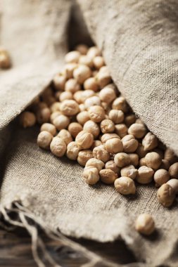 Ahşap masa, seçici odak üzerinde ham healhy nohut