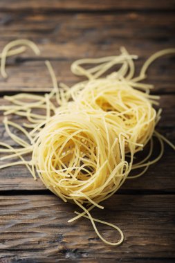 Ahşap masa, seçici odak üzerinde ham İtalyan Erişte