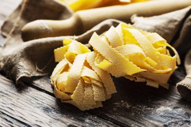 Ahşap masa, seçici odak üzerinde ham İtalyan pappardelle