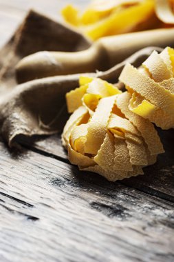 Ahşap masa, seçici odak üzerinde ham İtalyan pappardelle