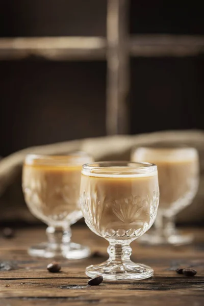 Starker Kaffeelikör Auf Dem Holztisch Selektiver Fokus — Stockfoto