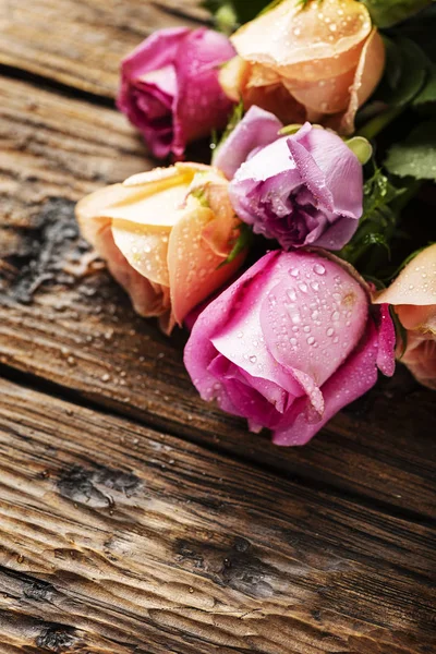 Μείγμα Από Ροζ Τριαντάφυλλα Πάνω Στο Ξύλινο Τραπέζι Επιλεκτική Εστίαση — Φωτογραφία Αρχείου