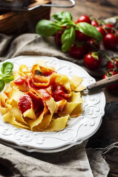 Massa Italiana Cozida Com Tomate Queijo Foco Seletivo — Fotografia de Stock