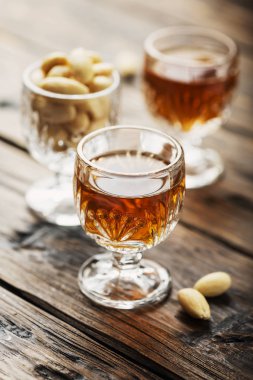 Geleneksel İtalyan likörü Amaretto badem, seçici odak ile 