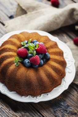 Rustik kek çilek ve nane, seçici odak ile