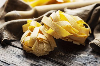 Ahşap masa, seçici odak üzerinde ham İtalyan pappardelle