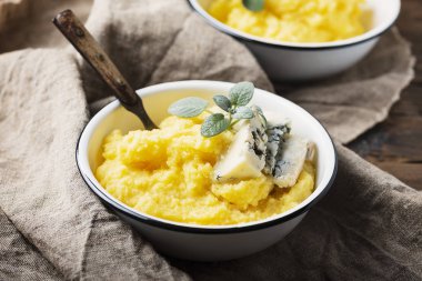 Tipik Lombardy çanak polenta gorgonzola, seçici odak ile