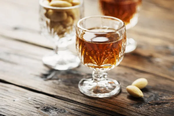 Geleneksel İtalyan likörü Amaretto badem, seçici odak ile 