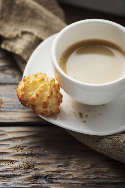 Fából Készült Asztal Szelektív Összpontosít Hagyományos Olasz Kókuszos Cookie — Stock Fotó