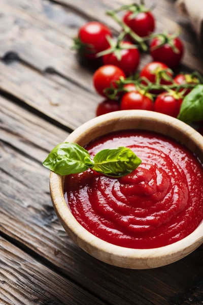 Kom Met Tomatensaus Cherry Tomaten Houten Tafel Selectieve Aandacht — Stockfoto